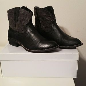 Steve Madden P- Elwood Black Leather Ankle boots